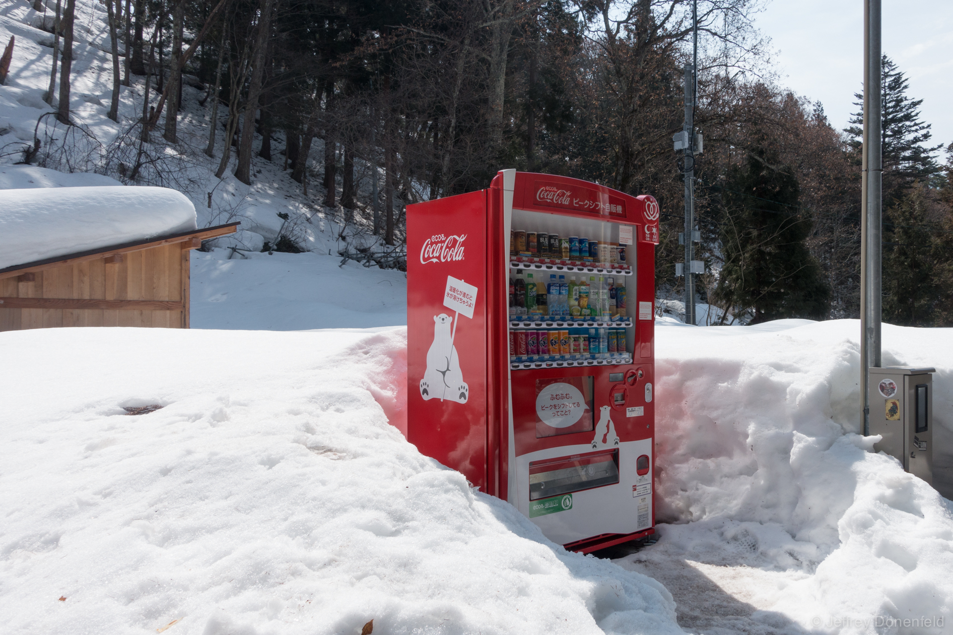 Japan loves vending machines - so much so that a snowy field seems like a great place to maintain one. Hot or cold drinks anytime!